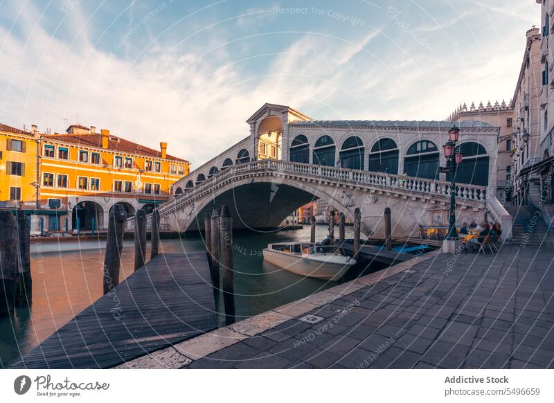 Beeindruckende Aussicht auf die Rialto-Brücke über den Fluss großer Kanal historisch Gebäude Spalte gewölbt Durchgang Ponte della Moneta Venedig Italien Europa