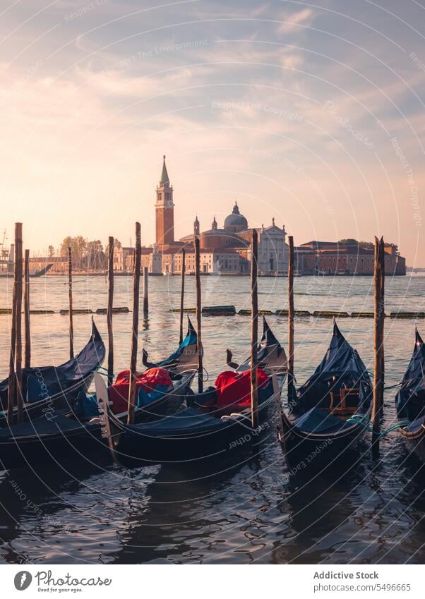 Boote gegen alte Gebäude im Hafen Gondellift Gefäße großer Kanal Fluss antik atemberaubend Sonnenuntergang hafen Venedig morosini ferro manolesso