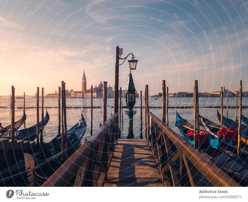 Boote gegen alte Gebäude im Hafen Gondellift Gefäße großer Kanal Fluss antik atemberaubend Sonnenuntergang hafen Venedig morosini ferro manolesso