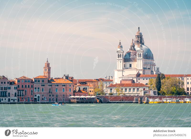 Kirche des Allerheiligsten Erlösers bei Tageslicht kirche des allerheiligsten erlösers antik Gebäude Spalte historisch Fassade basilica del redentore giudecca