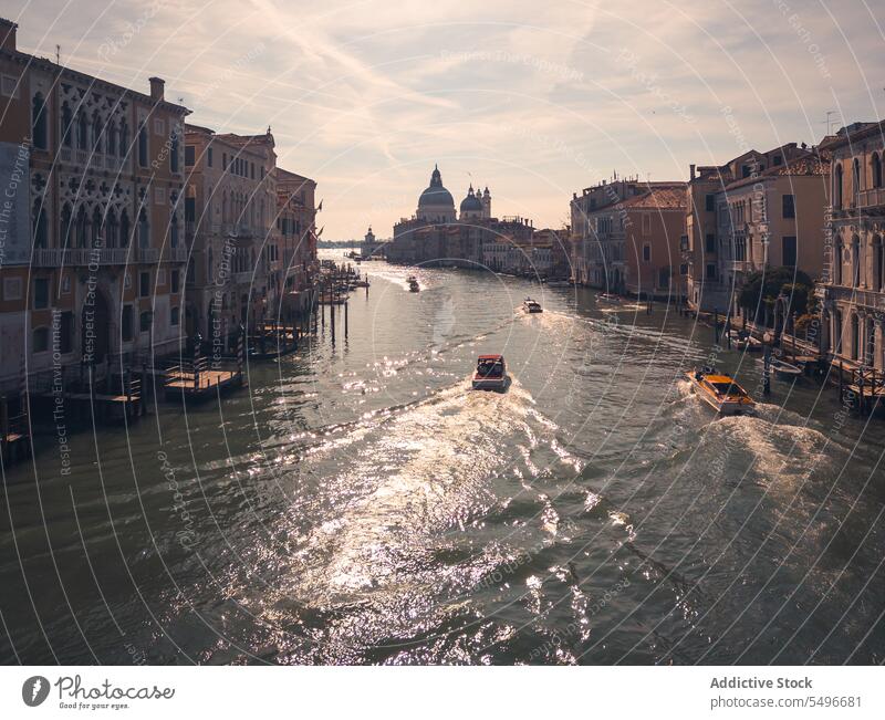 Boote schwimmen auf dem Kanal gegen die Basilika der Heiligen Maria der Gesundheit basilika der heiligen maria der gesundheit Santa Maria della Salute Kirche