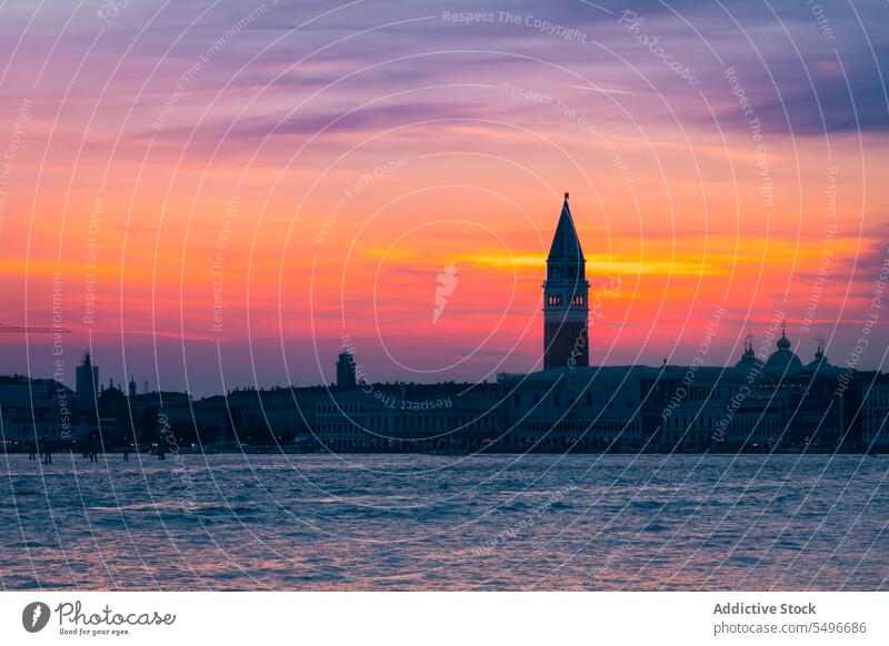 Erstaunlich Sonnenuntergang Blick mit orangefarbenen Himmel und schwarzen Wolken über Stadt Gebäude in Abend Tageslicht Stadtbild Landschaft malerisch Cloud