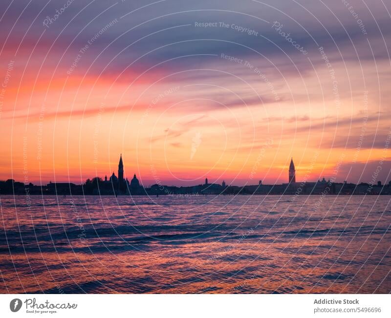 Erstaunlich Sonnenuntergang Blick mit orangefarbenen Himmel und schwarzen Wolken über Stadt Gebäude in Abend Tageslicht Stadtbild Landschaft malerisch Cloud