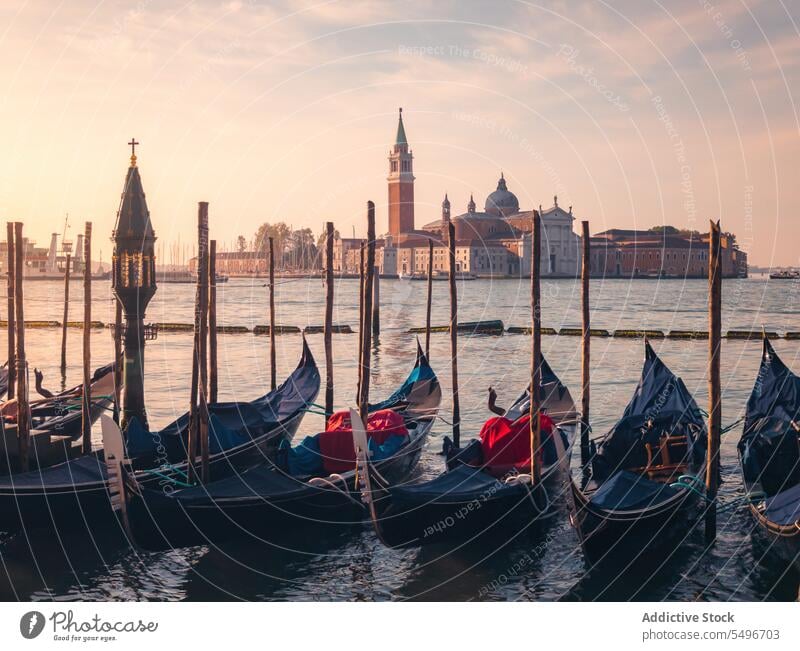 Boote gegen alte Gebäude im Hafen Gondellift Gefäße großer Kanal Fluss antik atemberaubend Sonnenuntergang hafen Venedig morosini ferro manolesso