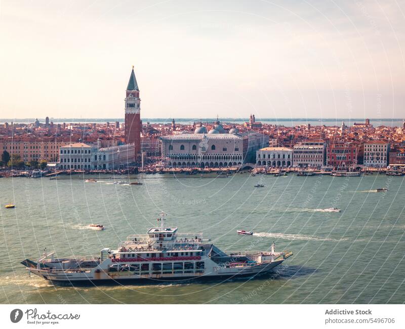 Boote schwimmen auf dem Kanal in der Nähe historischer Gebäude im Sonnenlicht Architektur Basilika Vaporetto Sightseeing Wahrzeichen Kultur Großstadt Schwimmer