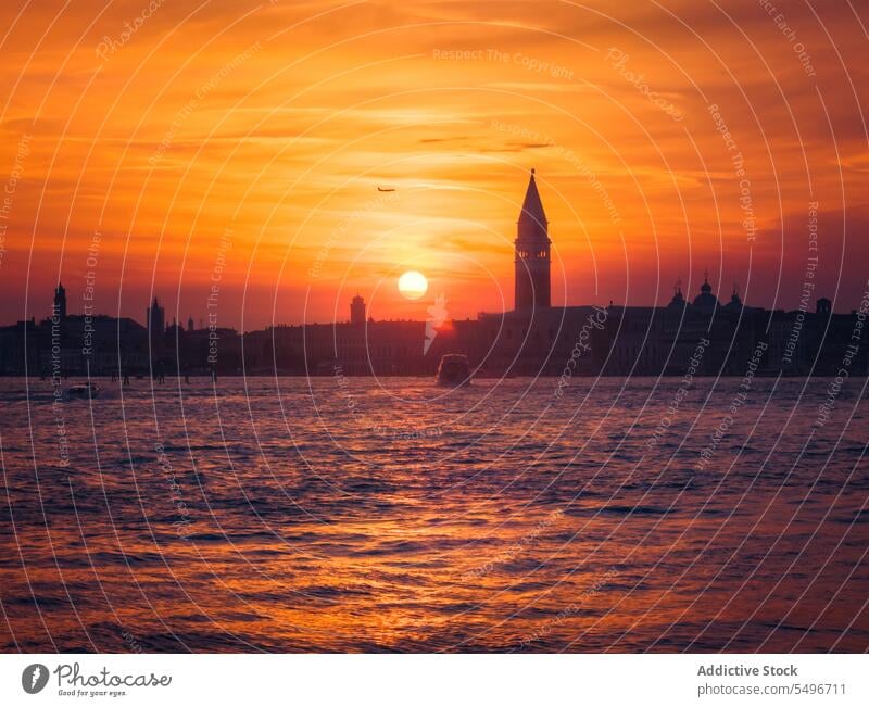 Erstaunlich Sonnenuntergang Blick mit orangefarbenen Himmel und schwarzen Wolken über Stadt Gebäude in Abend Tageslicht Stadtbild Landschaft malerisch Cloud