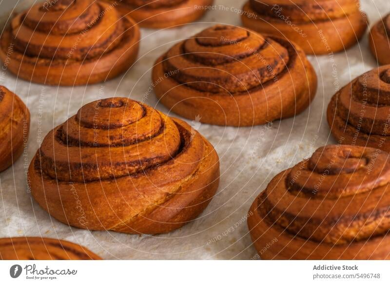 Satz knusprig-leckere Zimtrollen auf dem Tisch Brötchen gebacken Bäckerei geschmackvoll Gebäck frisch kulinarisch Küche Tradition Lebensmittel Feinschmecker