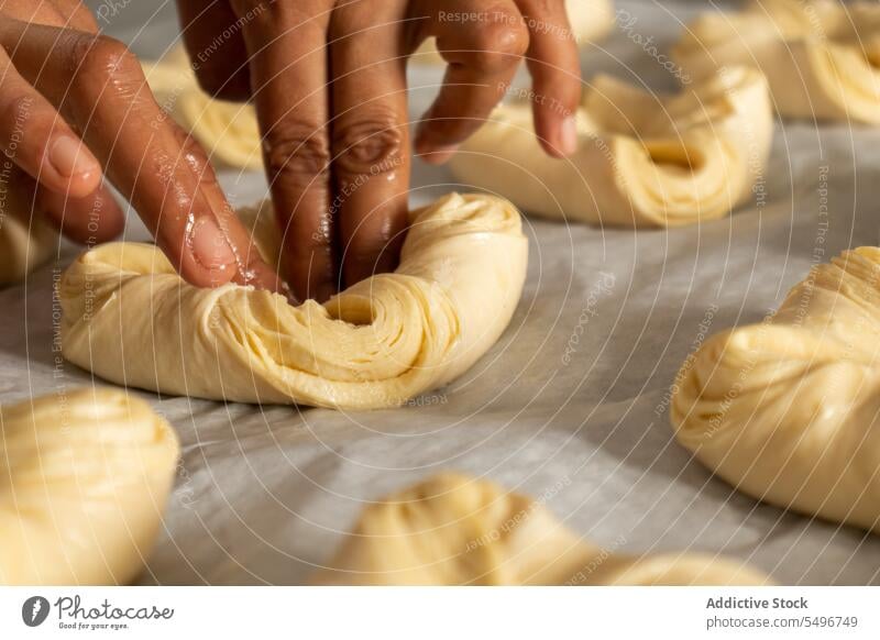 Kronenbäckerin bereitet Zimtteig zum Backen vor roh rollen verdrehen Bäcker Bäckerei lecker geschmackvoll Gebäck Tisch frisch kulinarisch Teigwaren Lebensmittel