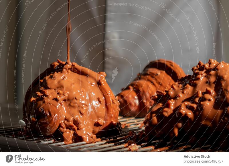 Erntehelfer bei der Zubereitung leckerer Croissants Gebäck eingießen Dessert süß Schokolade Glasur Fabrik geschmackvoll Bäckerei Lebensmittel appetitlich