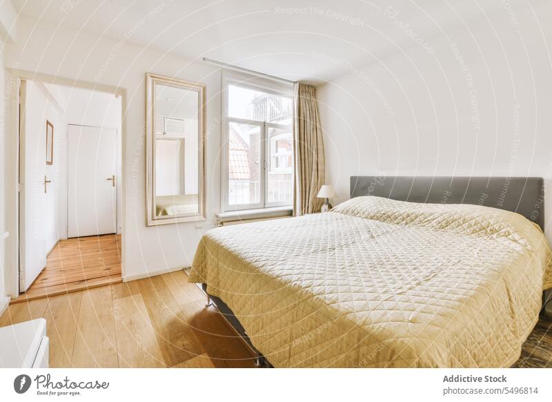 Helles Schlafzimmer mit Holzkleiderschrank Kleiderschrank hölzern Innenbereich heimwärts Design Möbel Stil Fenster Appartement Eckstoß Bett modern wohnbedingt