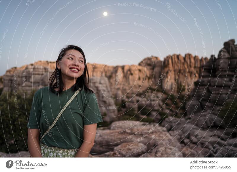 Fröhliche Frau bewundert die Aussicht auf die Berge Reisender bewundern El Torcal de Antequera Berge u. Gebirge felsig prunkvoll Landschaft heiter