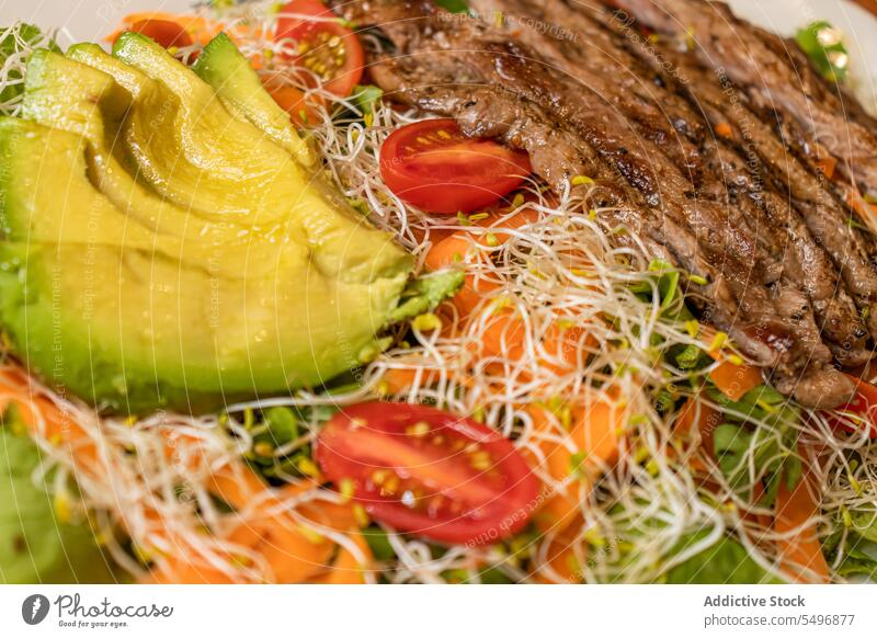 Leckeres gebratenes Fleisch mit Gemüse und Sprossen in leichter Rindfleisch Avocado Veggie Grillrost Lebensmittel Teller gesunde Ernährung Tomate lecker