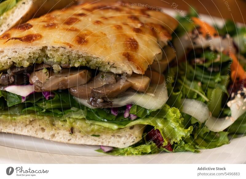 Leckere gebackene Chapatas mit Pilzen und Gemüsesalat im Teller Lebensmittel frisch appetitlich Bestandteil hacken Salatbeilage lecker Mahlzeit geschmackvoll