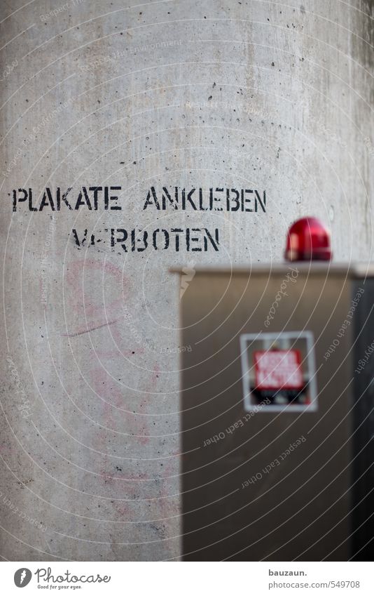 verboten. Stadt Stadtzentrum Fabrik Bahnhof Brücke Bauwerk Mauer Wand Fassade Blinklicht Warnsignal Etikett Verbotsschild Beton Metall Kunststoff Schriftzeichen