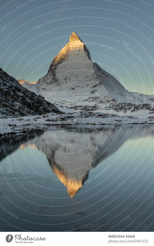 Schneebedeckte Berge im Winter Tag in der Nähe von See unter dunklen Himmel bei Sonnenaufgang Berge u. Gebirge Landschaft Natur felsig Gipfel malerisch Kamm