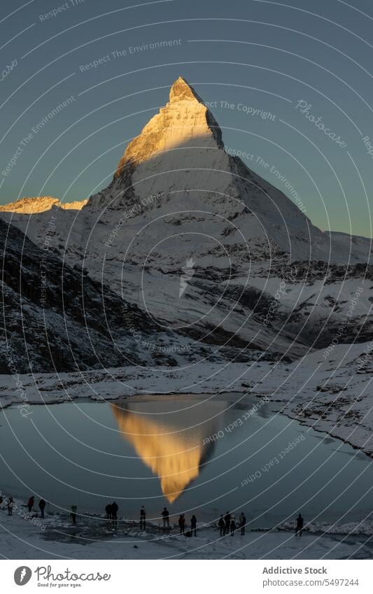 Schneebedeckte Berge im Winter Tag in der Nähe von See unter dunklen Himmel bei Sonnenaufgang Berge u. Gebirge Landschaft Natur felsig Gipfel malerisch Kamm