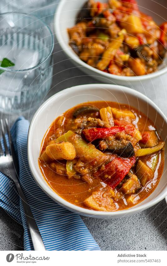 Das traditionelle georgische Saisongericht - Adjapsandali - besteht aus gedünstetem Gemüse wie Kartoffeln, Paprika, Tomaten, Auberginen, Koriander und georgischen Gewürzen.