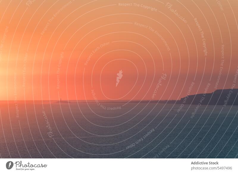 Einsamer Leuchtturm gegen Sonnenuntergang Sonne Meerenge von Gibraltar Marokko Seeverkehr MEER orange Leuchtfeuer Meereslandschaft Hügel Himmel prunkvoll Küste