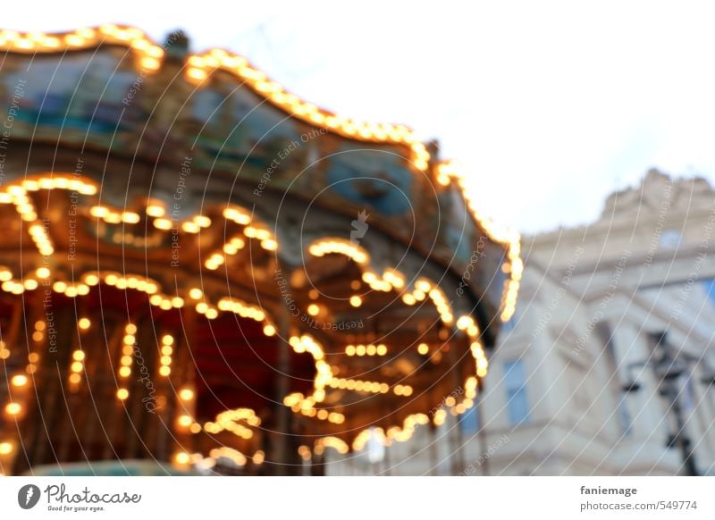 manège pour enfants Freude Weihnachten & Advent Jahrmarkt Kind Kleinkind Kindheit Marseille Frankreich Stadtzentrum Spielplatz Spielen mehrfarbig gelb gold