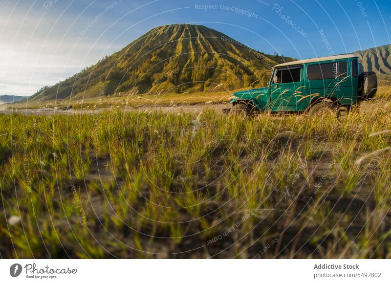 Landschaftliche Ansicht des Vulkans auf grünem Land mit geparktem Auto im Tageslicht erstaunlich Berge u. Gebirge Ambitus Hochland Umwelt Kamm Blauer Himmel