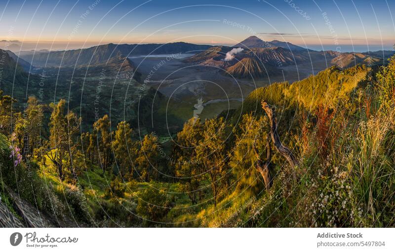 Erstaunlicher Blick auf Berge mit aktivem Vulkan mit Rauch in Abendzeit Tageslicht majestätisch Landschaft Berge u. Gebirge Ambitus Hochland Umwelt Kamm