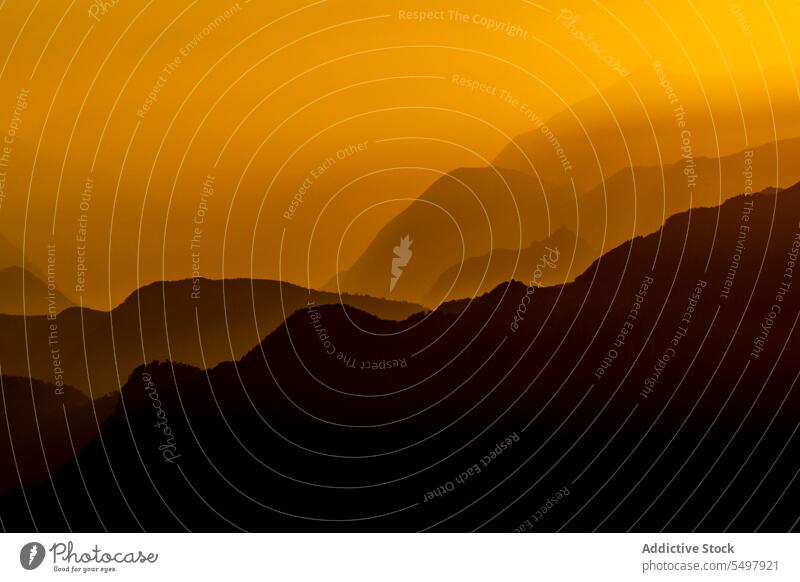 Gebirgsbildung während des beeindruckenden Sonnenuntergangs Berge u. Gebirge felsig Kamm Landschaft Ambitus Silhouette Natur Magier Tal malerisch Umwelt orange