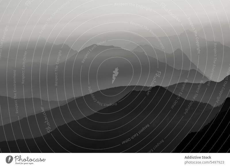 Gebirgsbildung während des beeindruckenden Sonnenuntergangs Berge u. Gebirge felsig Kamm Landschaft Ambitus Silhouette Natur Magier Tal malerisch Schnee Umwelt