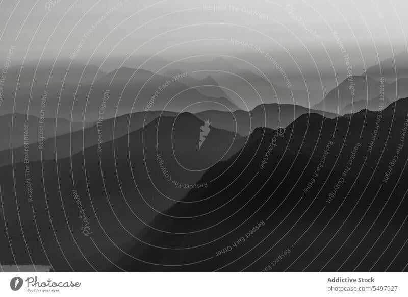 Gebirgsbildung während des beeindruckenden Sonnenuntergangs Berge u. Gebirge felsig Kamm Landschaft Ambitus Silhouette Natur Magier Tal malerisch Schnee Umwelt