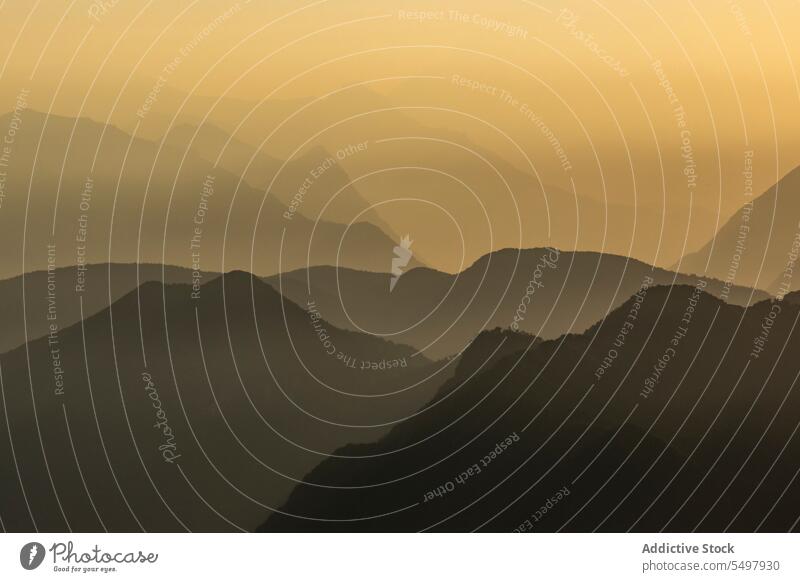 Gebirgsbildung während des beeindruckenden Sonnenuntergangs Berge u. Gebirge felsig Kamm Landschaft Ambitus Silhouette Natur Magier Tal malerisch Umwelt gelb