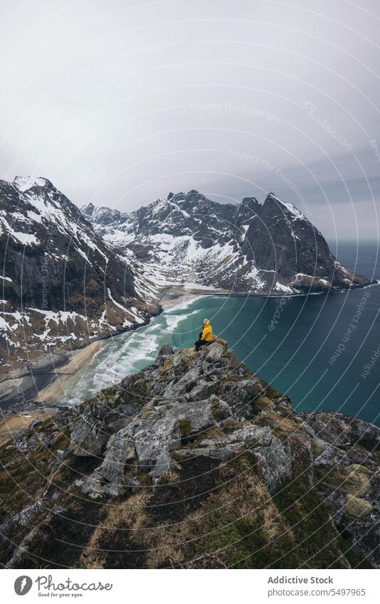 Unerkennbarer Reisender bewundert den Blick auf das Meer von der Klippe aus Tourist bewundern Berge u. Gebirge MEER majestätisch malerisch Wanderung