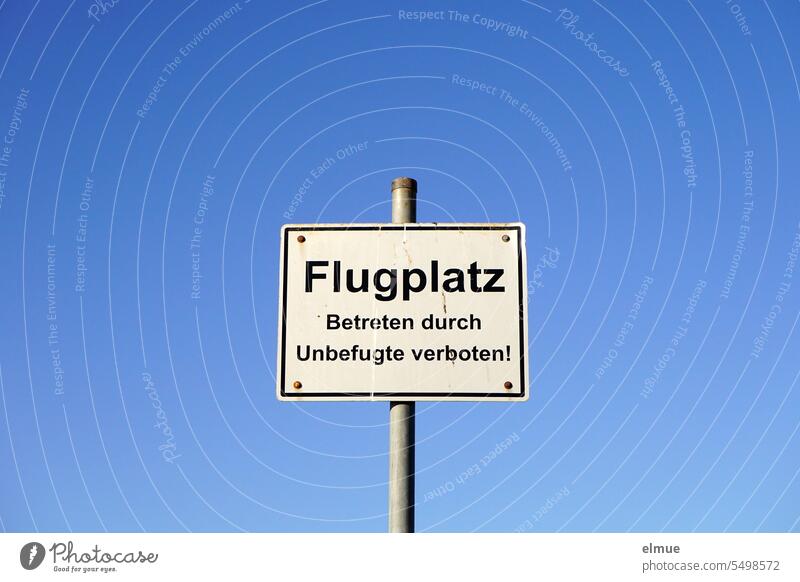 Schild - Flugplatz  Betreten durch Unbefugte verboten! - vor blauem Himmel Betreten verboten himmelblau Metallschild Schilder & Markierungen Verbotsschild