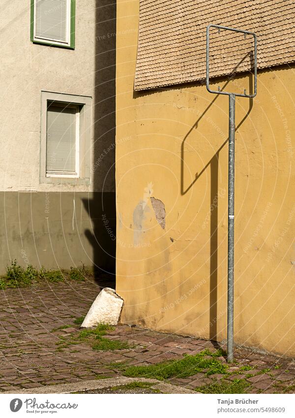 Schattenwurf eines leeren Verkehrsschildes Straßenschild fehlendes Schild Schatten an der Wand Schattenspiel Licht & Schatten Licht und Schatten