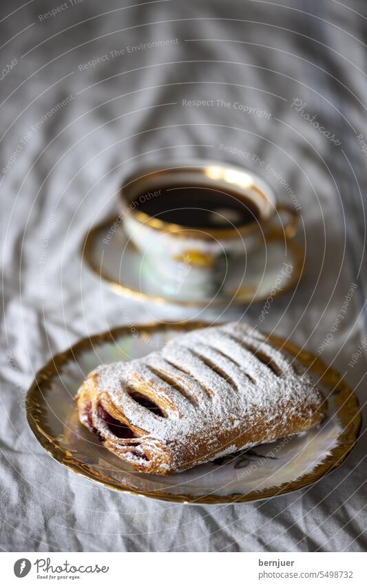 Kirschtorte mit einer Tasse Kaffee Torte Gebäck Kirschgebäck süß frisch Dessert Essen Kuchen Zucker lecker backen braun Bäckerei Brot Teig Schokolade gebacken