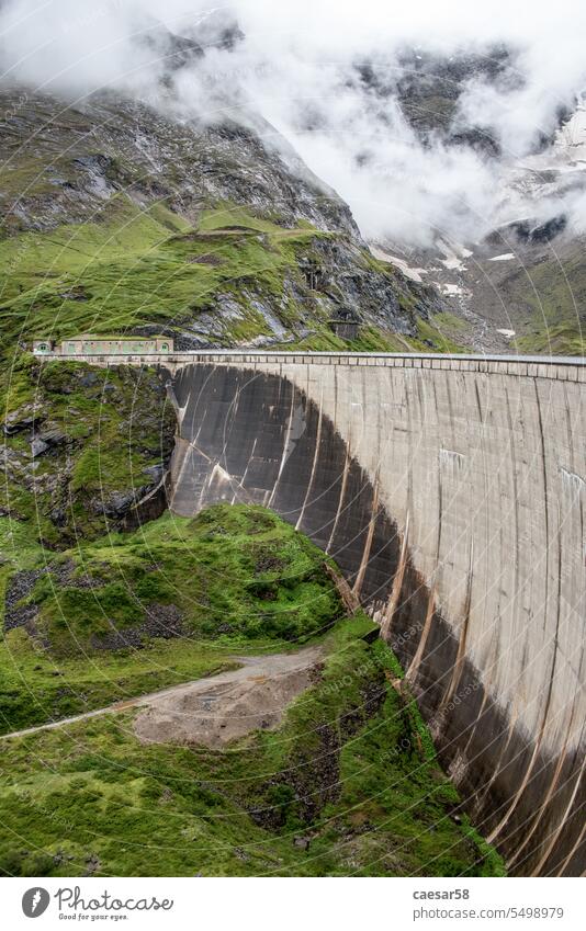 Beeindruckende Staumauer vom Stausee Mooserboden bei Kaprung Alpen Österreich Energie Wand Riese See Damm Landschaft Wildnis Berge u. Gebirge malerisch