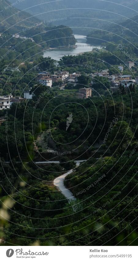 Pfad zu einem kleinen Dorf Dorfstraße Windstille Fluss Natur Landschaft Natur-Foto Wasser Urlaub entspannend Umwelt Flüsse Ferien & Urlaub & Reisen Bäume