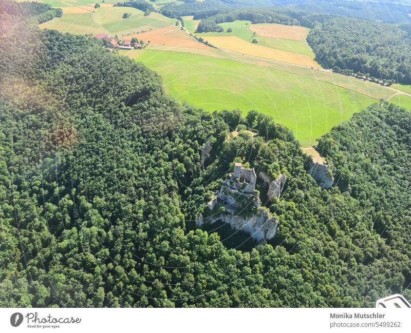 Burg von oben Helikopterflug Burg oder Schloss Burgruine Ruine Außenaufnahme Farbfoto Menschenleer alt historisch Tag Mauer Wand Sehenswürdigkeit Architektur