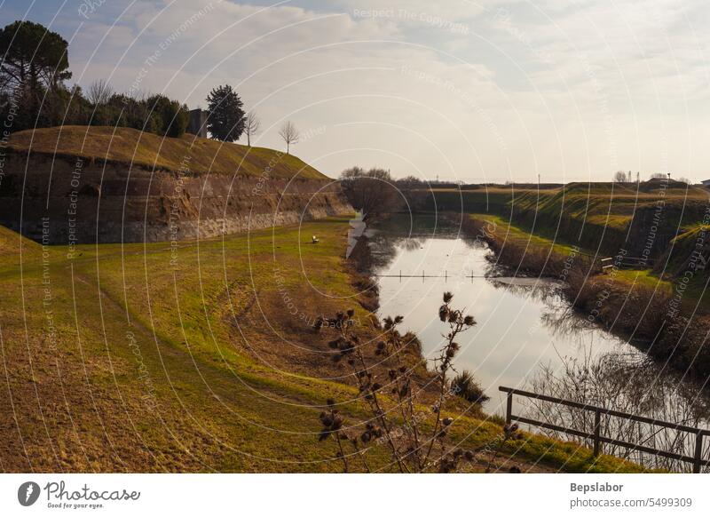 Festungsmauern von Palmanova, Italien grün historisch Wand Himmel (Jenseits) Militär Historie Felsen Italienisch Friuli Venezia Giulia Fluss Kanal Trutzburg