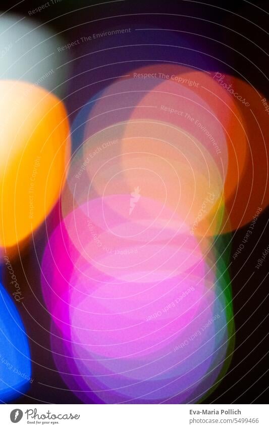 bunte Lichtreflexe orange-rot gelb blau festlich Hintergrundbild glänzend Beleuchtung dunkel Abend Kontrast light blur night Farbe Detailaufnahme Nachtlicht