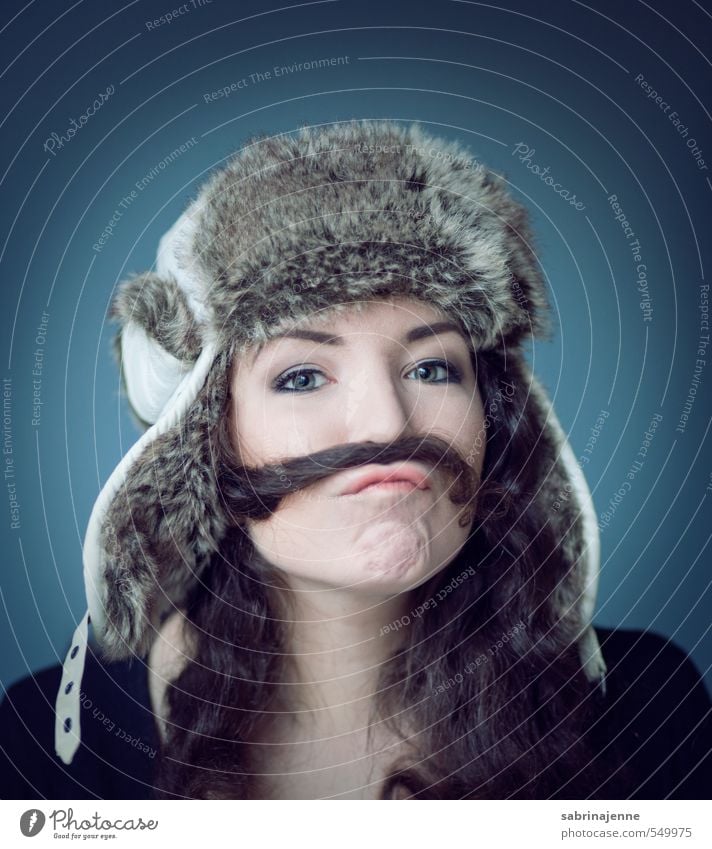 kapitän Mensch feminin Junge Frau Jugendliche Erwachsene 1 18-30 Jahre Accessoire Mütze brünett langhaarig Locken Bart Oberlippenbart Freude lustig mustache