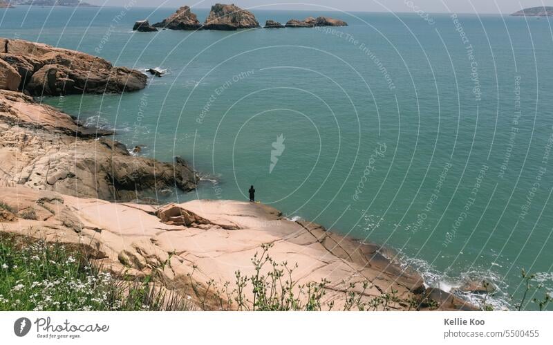 Einzelner Mann mit Blick aufs Meer Fischen Einzelperson Landschaft Denken allein Einsamkeit Insel Küste Küstenlinie Küstenstreifen Küstengebiet riesig Weite