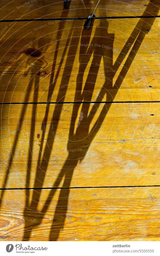 Schatten licht schatten stativ ständer notenständer beckenständer rack musik probenraum übungsraum musikraum musikschule holz fußboden holzfupßboden diele