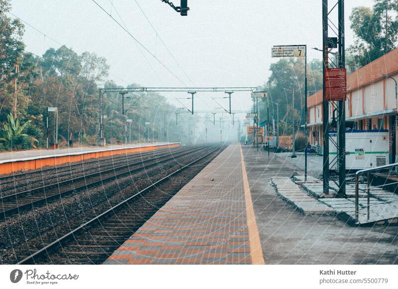 einsamer Bahnhof in Indien früh am Morgen Kerala Asien exotisch Ferien & Urlaub & Reisen Außenaufnahme Sommer Farbfoto Natur Menschenleer Ferne Sonnenlicht