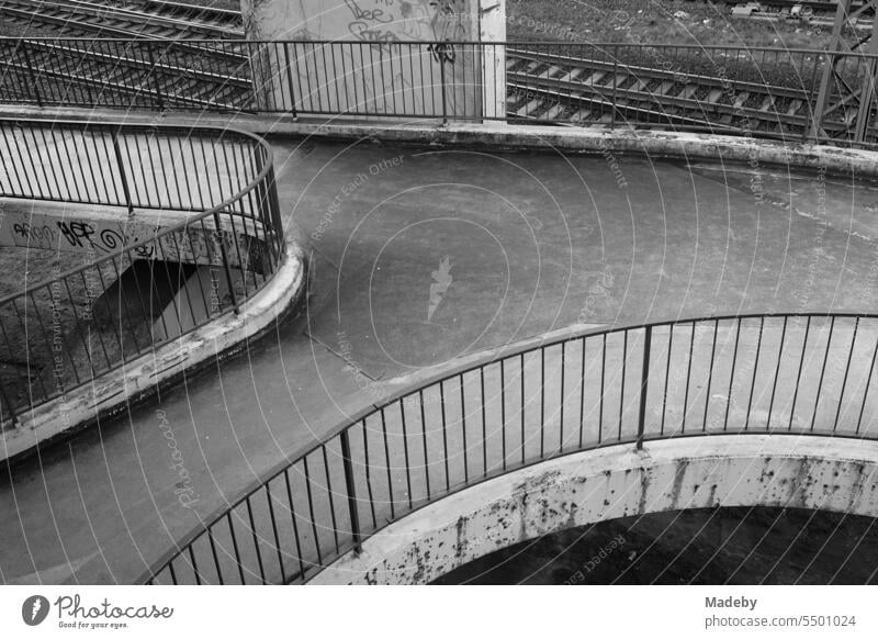 Fußgängerbrücke über die Bahngleise am Bahnhof Oberbarmen in Wuppertal an der Wupper im Bergischen Land in Nordrhein-Westfalen in neorealistischem Schwarzweiß