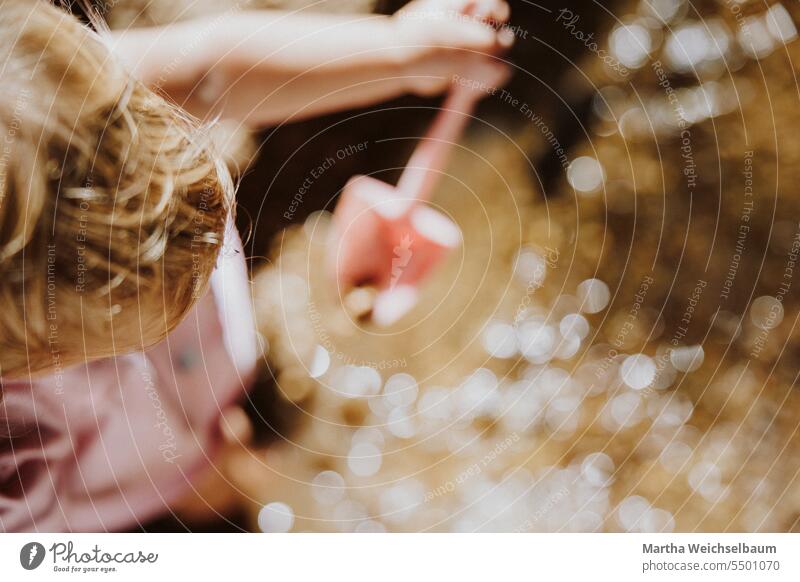 Kind spielt in Bach mit Sand und Kies Sandspiel Spielen im Freien spielen in der natur Spielen im Bach Natur Spielen mit Wasser Im Freien Sommer auf dem Land