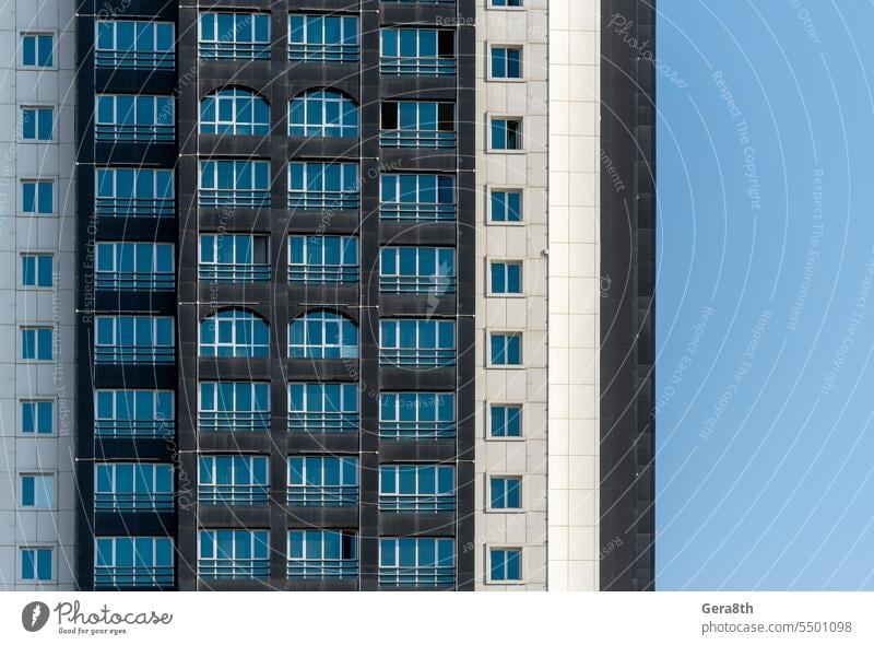 viele Fenster und Wände Fassade eines modernen Wolkenkratzers ohne Menschen abstrakt architektonischer Hintergrund Architekturmuster blau Gebäude Business