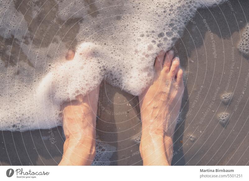 Weibliche Füße im Wasser des Nordmeeres Spa Pediküre Fuß reisen Strand Meer blau Natur Urlaub MEER Hintergrund Sand Ufer Erholung winken Sommer Feiertag