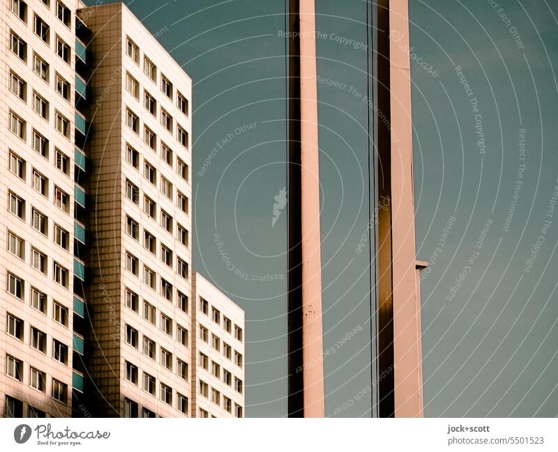 Großsiedlung mit Flaggenmasten Fassade Plattenbau Architektur Sozialismus Hochhaus Detailaufnahme DDR DDR-Architektur Wolkenloser Himmel Stil parallel Symmetrie