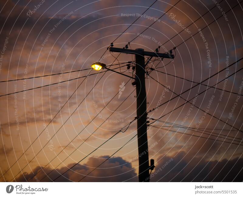 Abend mit Licht bevor die Nacht kommt Abendstimmung Dämmerung Himmel Wolken Blaue Stunde Strommast Lichterscheinung Silhouette Stromtransport Beleuchtung