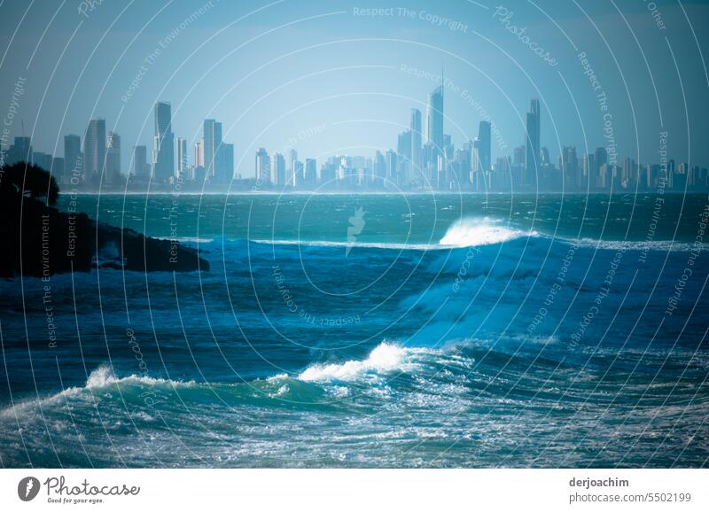 Die Wellen des Pacific im Vordergrund und hinten  die Skyline von Surfers Paradies. stadt am meer Küste Natur Himmel Landschaft Horizont MEER Sommer