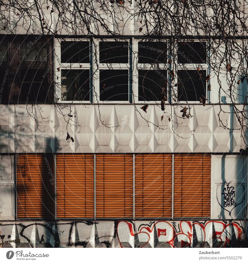 Moderne Fassade eines Schulgebäudes, Strukturen, Fenster und geschlossene Rollladen modern Rolläden Formen abstrakt Abstraktion ungepflegt Architektur Gebäude